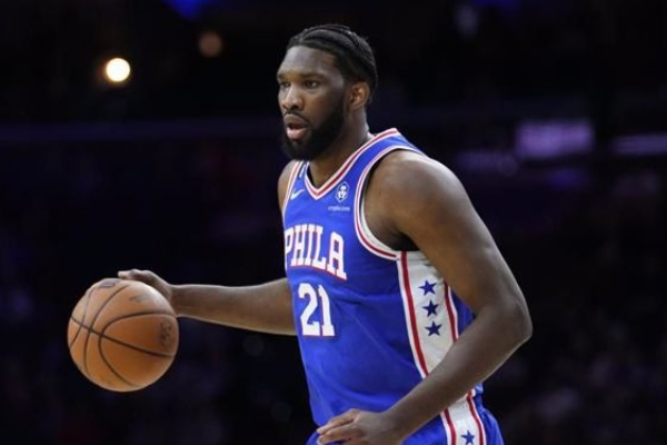  乔尔-恩比德带伤奋战助76人主场逆袭猛龙