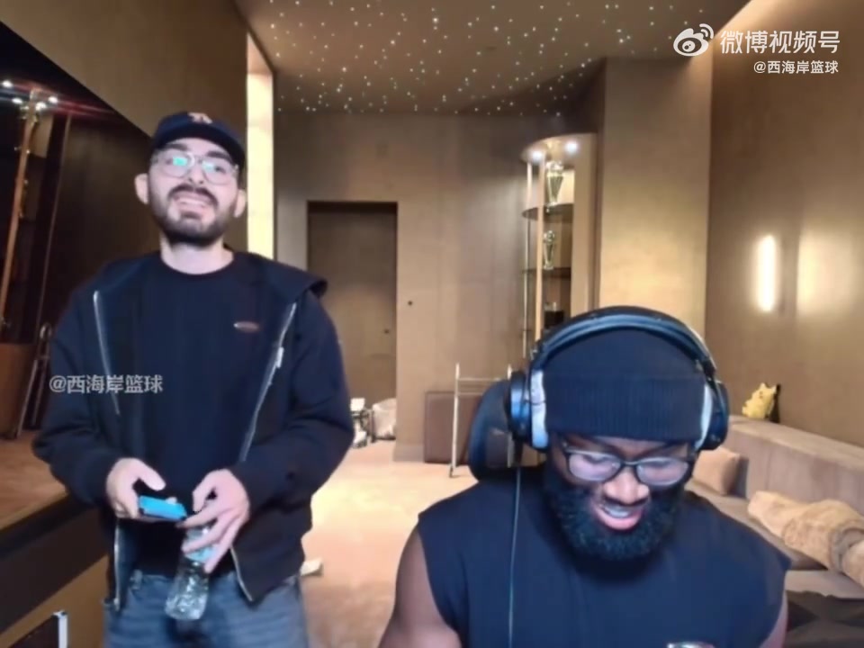  尴尬杰伦-布朗直播打电话5个队友都没接via西海岸