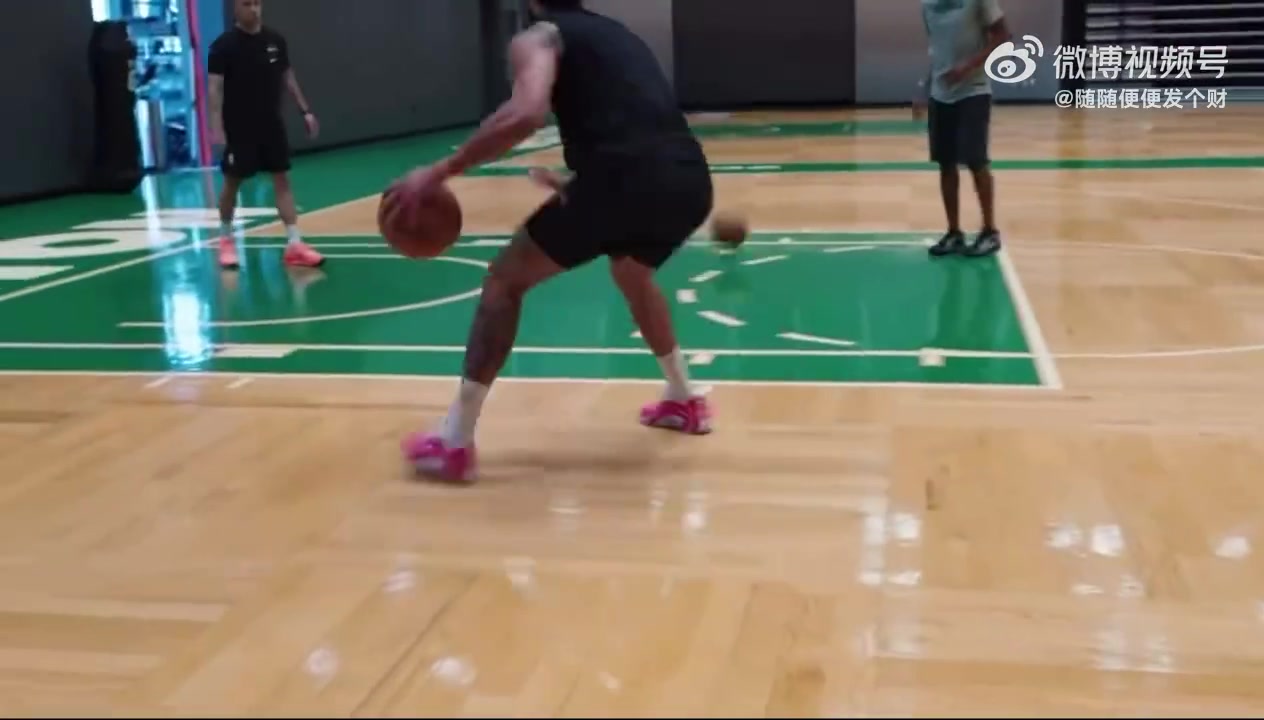  医学奇迹啊简直塔图姆四个月前跟腱撕裂现在已经开始练球了