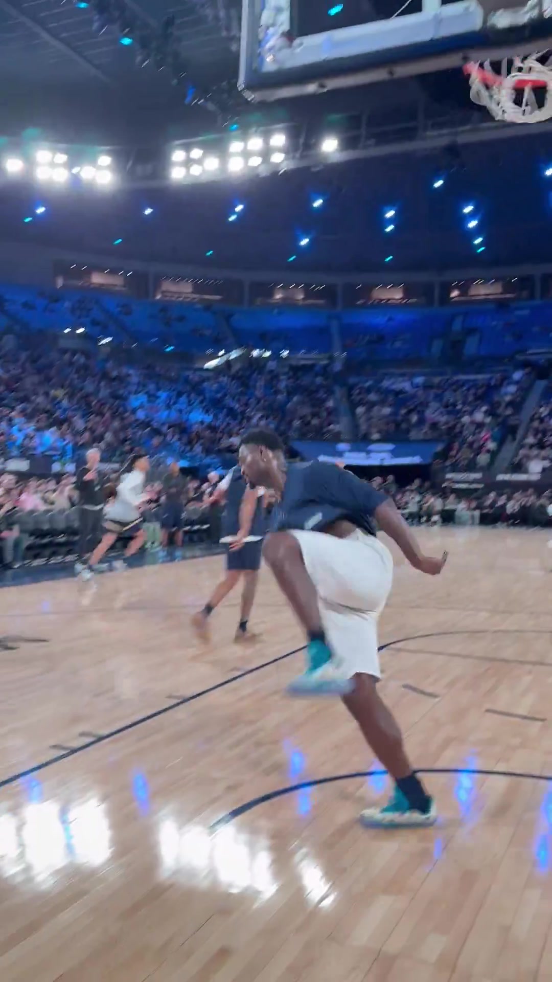  害搁那扣篮锡安训练中轻松360度暴扣暴瘦后确实轻盈多了