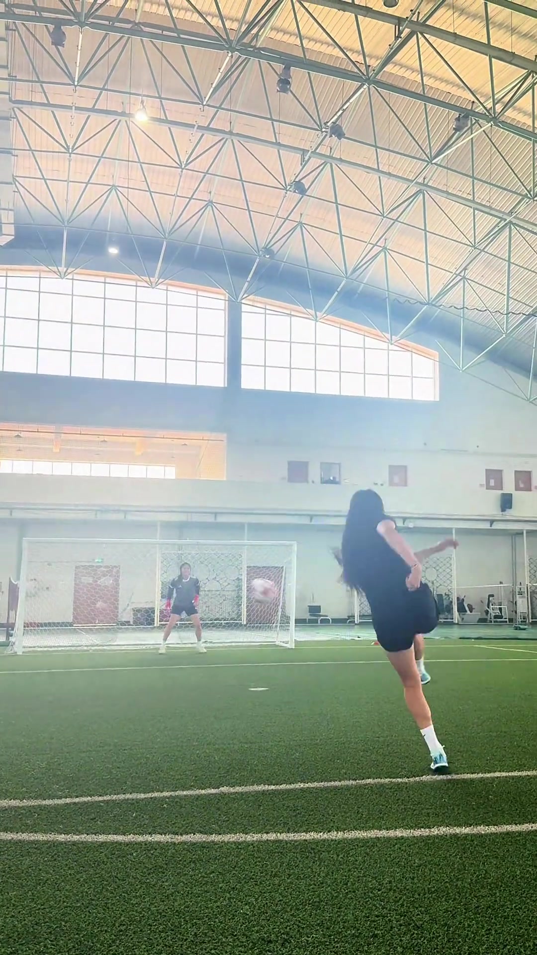  女足踢球也可以这么暴力杨丽娜暴力抽射So easy